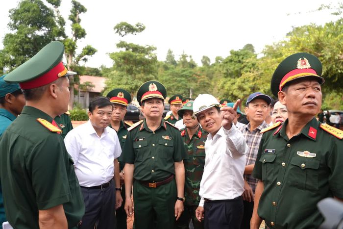 Đại diện chủ đầu tư báo cáo với các đồng chí lãnh đạo Quân khu 4, tỉnh về tiến độ triển khai dự án Trường nội trú liên cấp tiểu học và trung học cơ sở Thượng Trạch - Ảnh: T.Đ