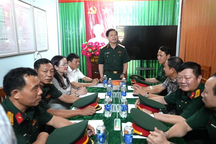 Đồng chí Thiếu tướng Lê Văn Trung, Phó Chính ủy Quân khu 4 chủ trì buổi làm việc với Ban Chỉ huy Quân sự xã Thượng Trạch - Ảnh: T.Đ