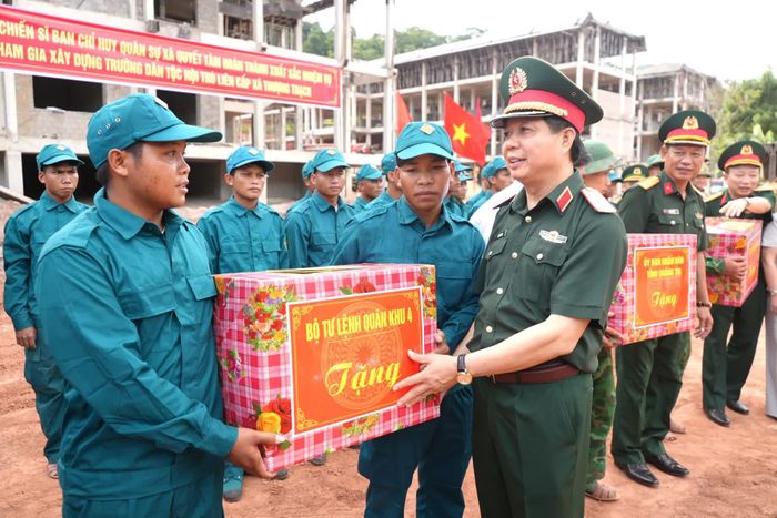 Đồng chí Thiếu tướng Lê Văn Trung, Phó Chính ủy Quân khu 4 tặng quà các lực lượng tham gia xây dựng trường học - Ảnh: T.Đ