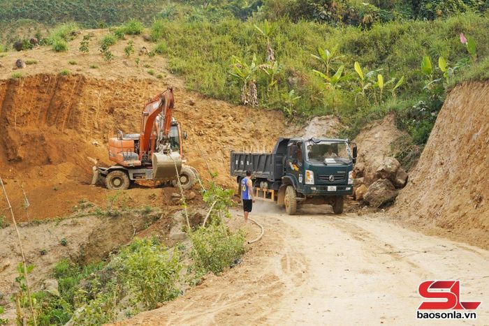 Nhân dân xã Mường Bám tự nguyện hiến đất, giải phóng mặt bằng xây dựng tuyến giao thông nông thôn.
