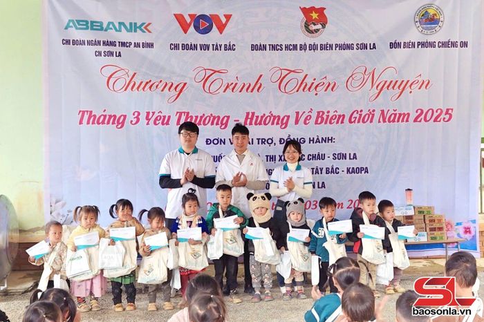Chi đoàn Ngân hàng TMCP An Bình - Chi nhánh Sơn La tặng quà thiếu nhi có hoàn cảnh khó khăn xã Yên Sơn.