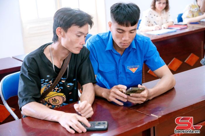 ĐVTN xã Phiêng Pằn hướng dẫn nhân dân sử dụng dịch vụ công trực tuyến.Ảnh: Giàng Lạnh (CTV)