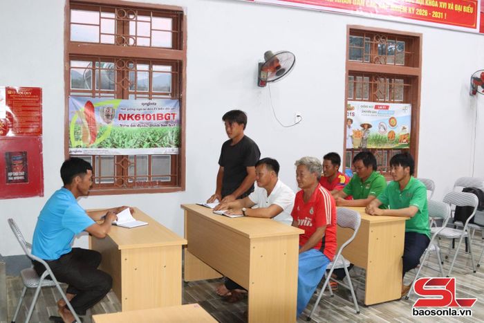 Đảng viên trẻ Chi bộ bản Nong É tham gia đóng góp ý kiến trong triển khai các hoạt động bản. 