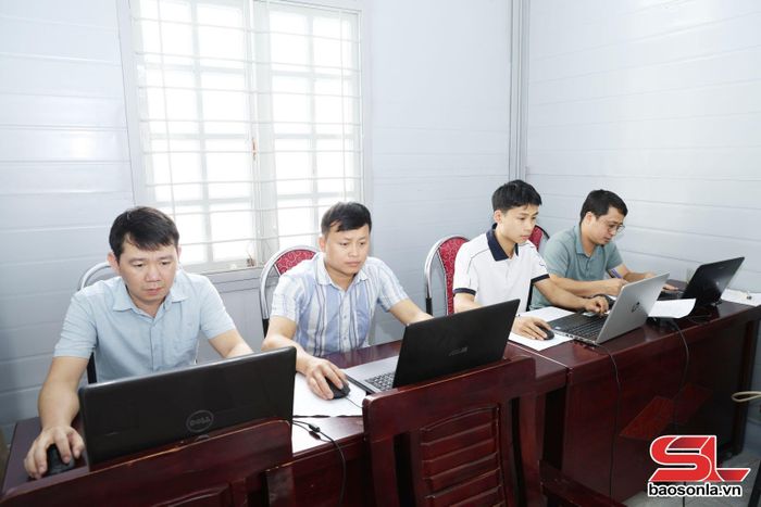 Cán bộ Đảng ủy xã Nậm Ty ứng dụng công nghệ thông tin vào công tác quản lý, chuẩn hóa hồ sơ đảng viên trên môi trường điện tử.