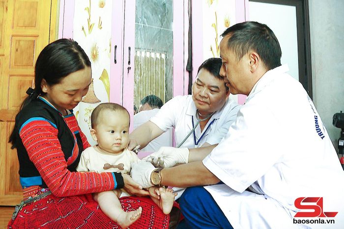 Cán bộ Trạm Y tế xã Tà Xùa tiêm vắc xin phòng bệnh sởi cho trẻ em tại nhà.
