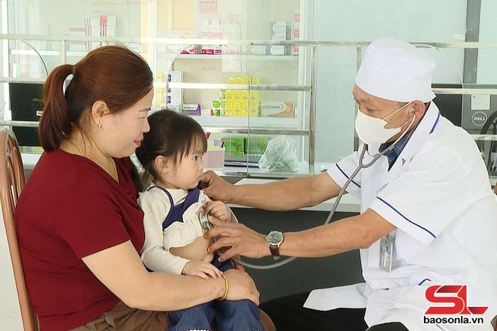 Khám sàng lọc trước khi tiêm chủng tại Trạm Y tế xã Bình Thuận.