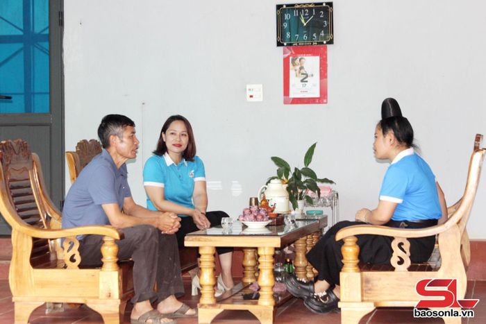 Hội LHPN xã Phiêng Khoài tuyên truyền nhân thực gìn giữ vệ sinh môi trường, cảnh quan nông thôn.