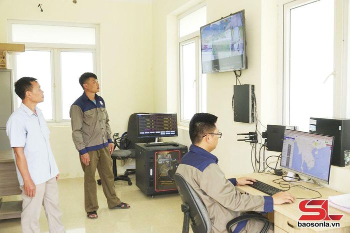 Cán bộ quản lý hồ Chiềng Dong kiểm tra mực nước qua bảng điện tử thông tin tự động.