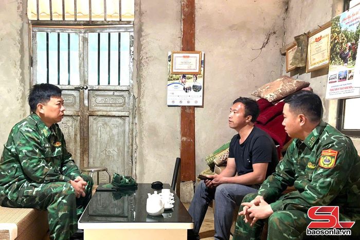 Cán bộ Đồn Biên phòng Chiềng On nắm bắt tình hình đời sống người dân tại bản Ta Liễu, xã Yên Sơn.