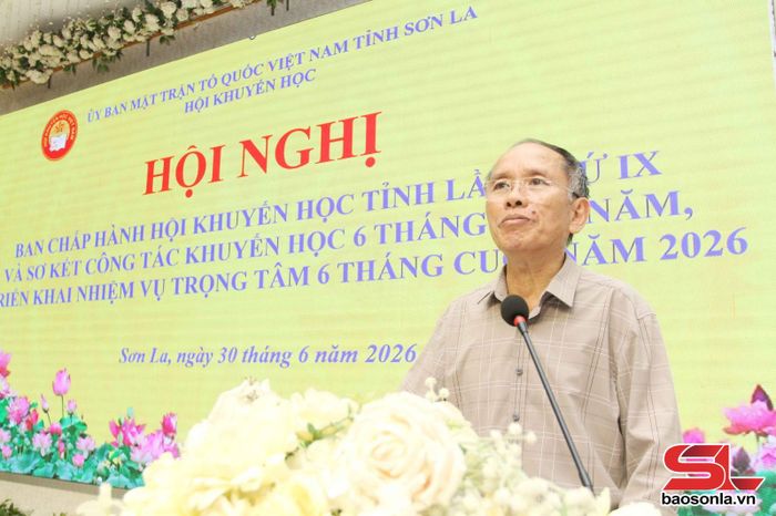 Các đại biểu tham luận tại hội nghị