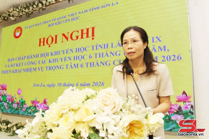 Đồng chí Mai Thu Hương, Chủ tịch Hội khuyên học tỉnh phát biểu khai mạc hội nghị