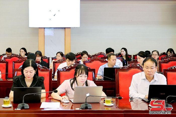 Các đại biểu dự hội nghị tập huấn thực hiện 4 thủ tục hành chính của Đảng trên môi trường điện tử.