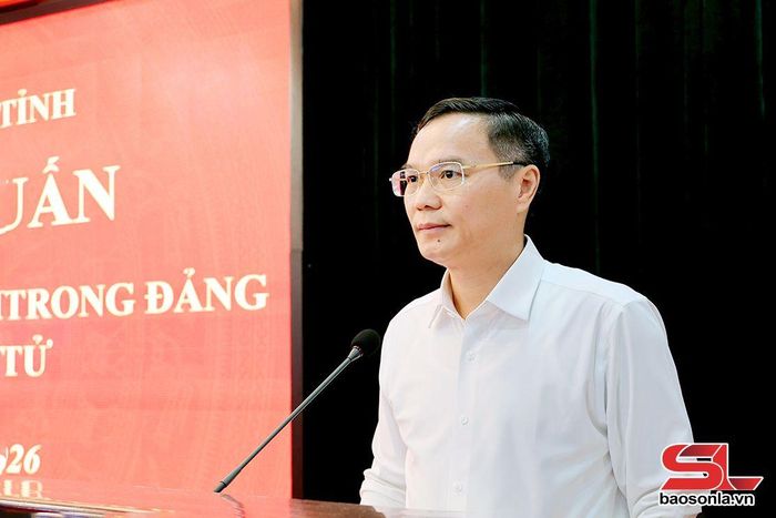 Đồng chí Phó Bí thư Đảng ủy UBND tỉnh phát biểu tại hội nghị.
