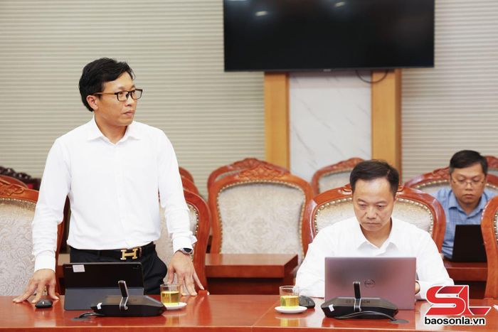 Lãnh đạo xã Chiềng Mung báo cáo tại cuộc làm việc.