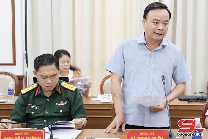 Đồng chí Phó Chủ tịch Thường trực UBND tỉnh tham gia ý kiến tại hội nghị.