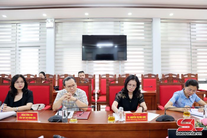 Các đại biểu tham dự cuộc làm việc.