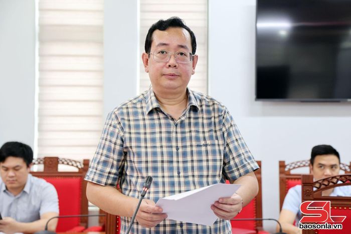 Lãnh đạo Đảng ủy phường Tô Hiệu báo cáo tại cuộc làm việc.