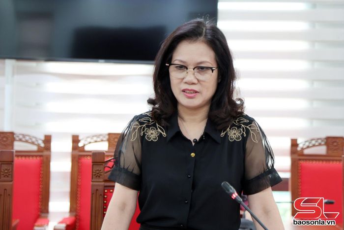 Thành viên Đoàn công tác nêu ý kiến tại cuộc làm việc.