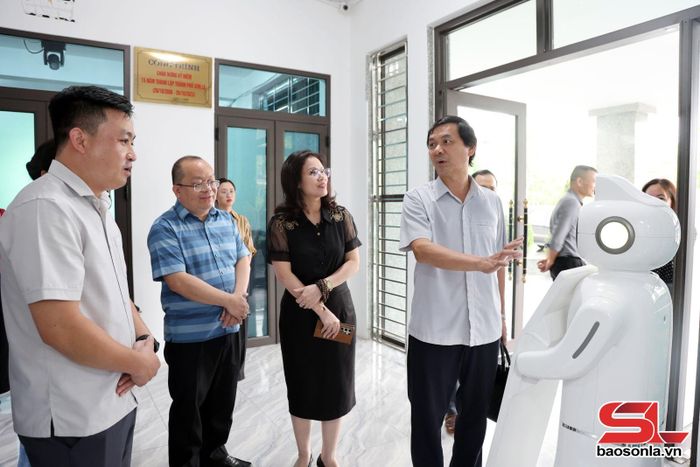 Các đại biểu tham quan Trung tâm Phục vụ hành chính công phường Tô Hiệu.