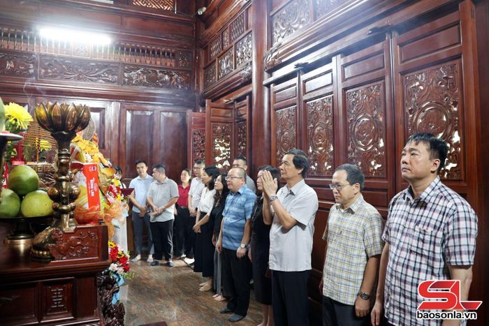 Các đại biểu dâng hương tại Nhà tưởng niệm các Anh hùng Liệt sĩ Nhà tù Sơn La.