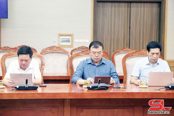 Các đại biểu theo dõi nội dung tập huấn.
