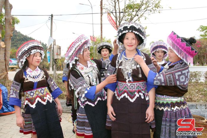 Trang phục của phụ nữ dân tộc Mông bản Khâu Pùm, xã Mường Chiên.