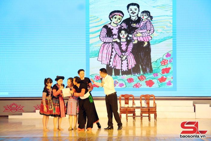 Tiểu phẩm tuyên truyền về xây dựng gia đình hạnh phúc của Trung tâm Văn hóa, Thể thao tỉnh.
