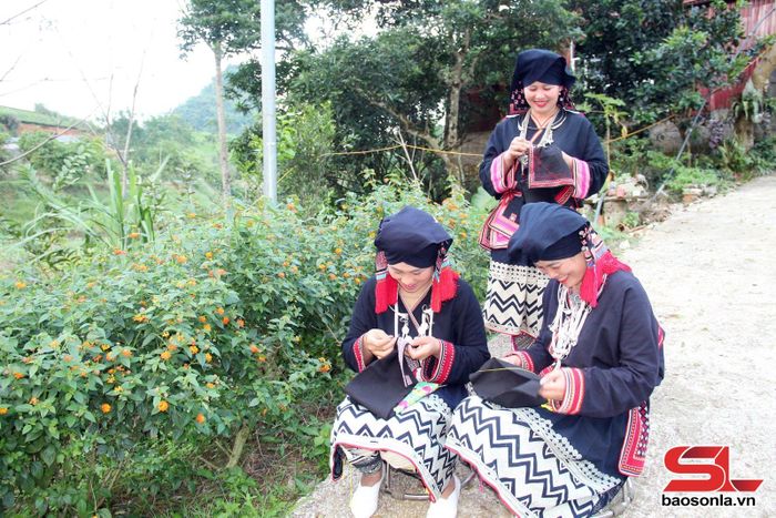 Phụ nữ Dao Tiền phường Vân Sơn giữ nghề thêu truyền thống.