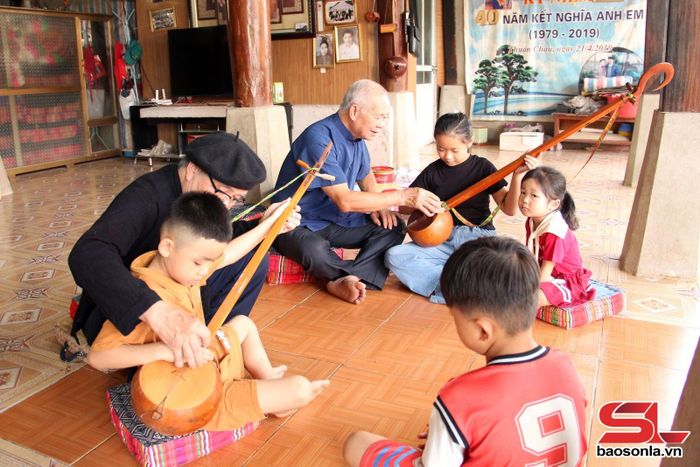 Thành viên CLB Liên thế hệ tự giúp nhau tiểu khu Pán, xã Thuận Châu truyền dạy nhạc cụ dân tộc cho các cháu thiếu nhi.