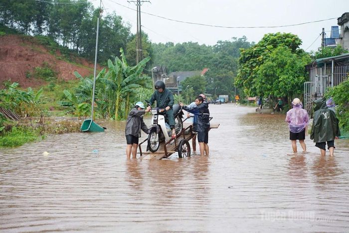 Người dân đi lại khó khăn qua đoạn Quốc lộ 279, thôn Nặm Khẳm, xã Tân Trịnh.