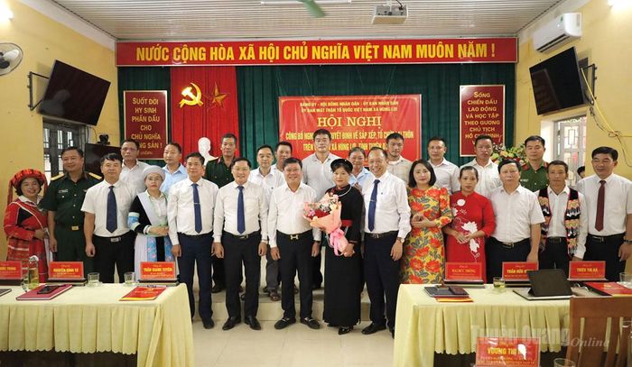 Đồng chí Mai Đức Thông, Ủy viên BCH Đảng bộ tỉnh, Giám đốc Báo và phát thanh, truyền hình Tuyên Quang, Chủ tịch Hội Nhà báo tỉnh và lãnh đạo xã Hùng Lợi tặng hoa chúc mừng các Trưởng thôn.