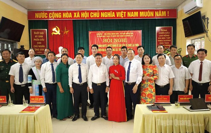 Đồng chí Mai Đức Thông, Ủy viên BCH Đảng bộ tỉnh, Giám đốc Báo và phát thanh, truyền hình Tuyên Quang, Chủ tịch Hội Nhà báo tỉnh và lãnh đạo xã Hùng Lợi chụp ảnh lưu niệm cùng các Bí thư chi bộ thôn.