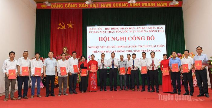 Đồng chí Phó Chủ tịch Thường trực UBND tỉnh Nguyễn Mạnh Tuấn và lãnh đạo Đảng ủy xã Đông Thọ trao quyết định và chúc mừng chi bộ và bí thư chi bộ các thôn.