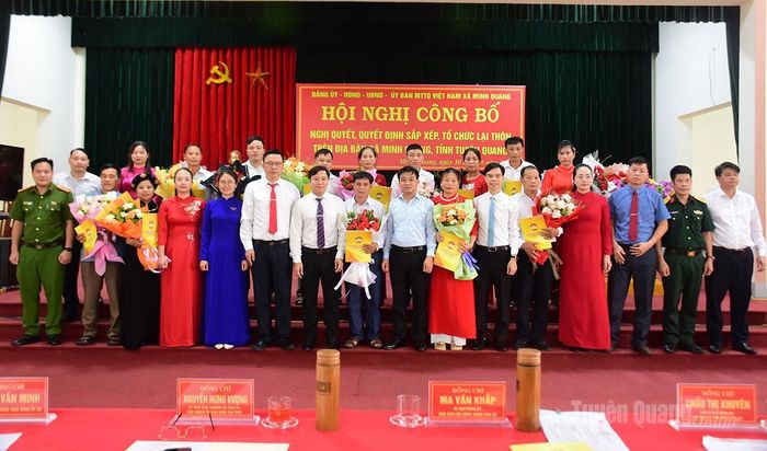 Đồng chí Nguyễn Hưng Vượng và lãnh đạo xã Minh Quang chúc mừng các Ban Công tác Mặt trận các thôn sau sắp xếp.
