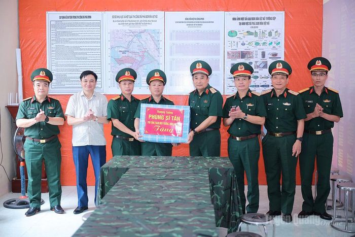 Thượng tướng Phùng Sĩ Tấn và lãnh đạo tỉnh Tuyên Quang tặng quà động viên Đội tìm kiếm, quy tập hài cốt liệt sĩ.
