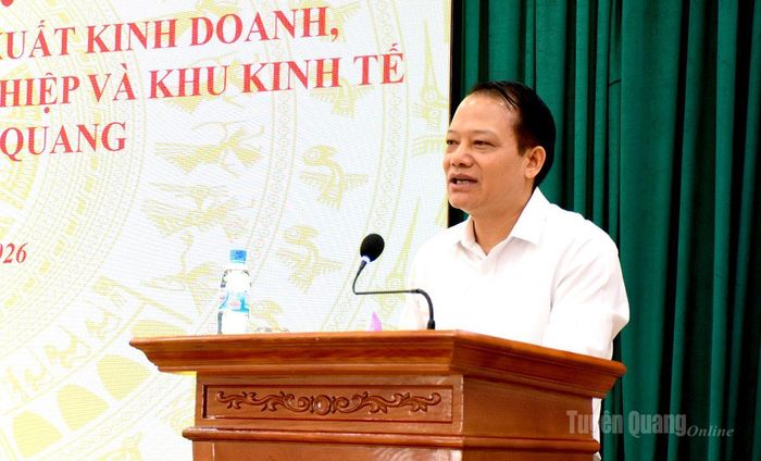 Đồng chí Vân Đình Thảo Ủy viên Ban Thường vụ Tỉnh ủy, Trưởng Ban Quản lý các khu công nghiệp và khu kinh tế tỉnh phát biểu tại hội nghị.