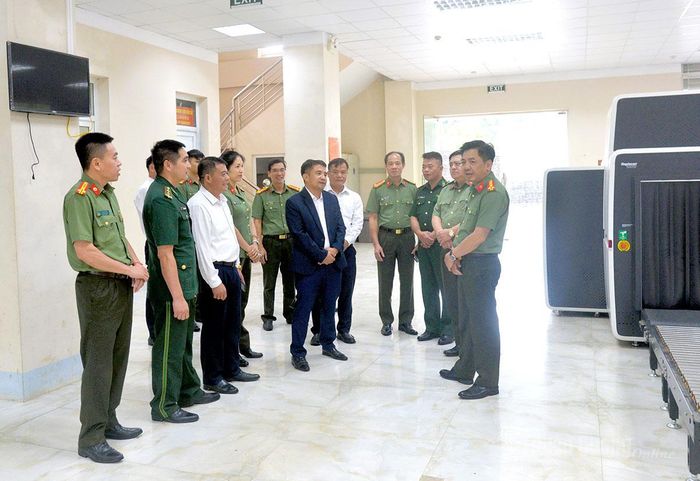 Lãnh đạo Công an tỉnh và các đơn vị trực thuộc nắm bắt tình hình xuất nhập cảnh tại Cửa khẩu song phương Xín Mần.- Đô Long.
