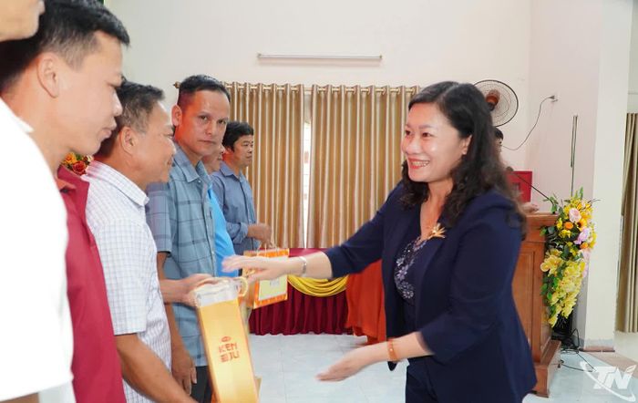 Đồng chí Mai Thị Thúy Nga, Phó Chủ tịch HĐND tỉnh trao quà tri ân các cán bộ xóm thôi tham gia công tác sau sáp nhập.