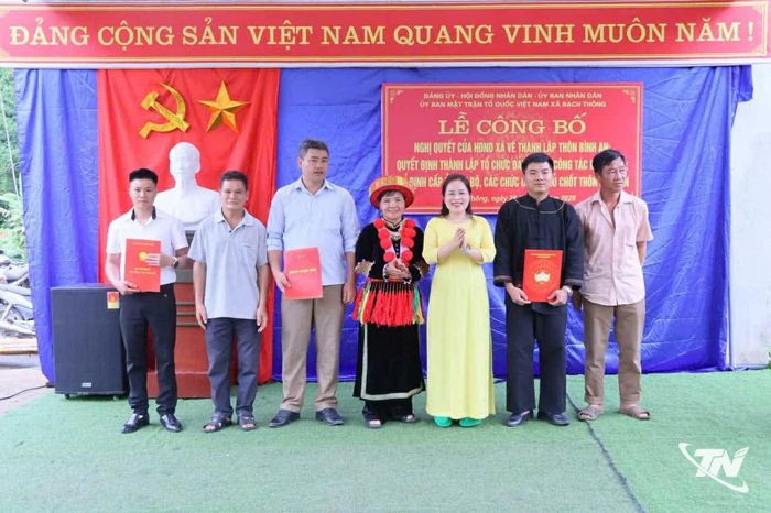 Trao quyết định công nhận các chức danh ở thô sau sắp xếp.