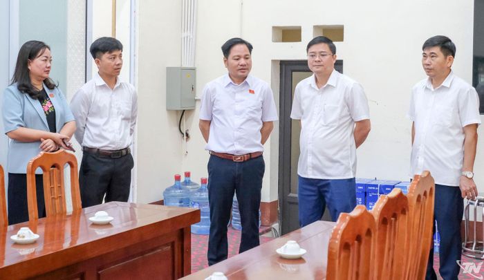 Đoàn công tác thăm phòng tiếp công dân phường Trung Thành.