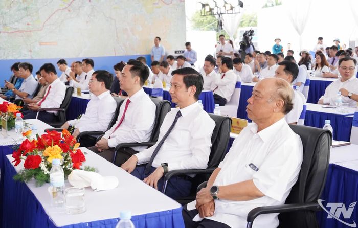 Các đại biểu dự Lễ khởi công.
