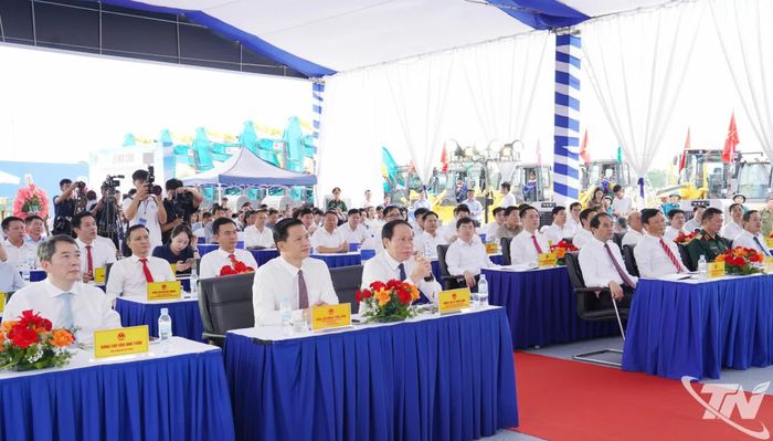 Các đồng chí lãnh đạo và đại biểu dự Lễ khởi công.