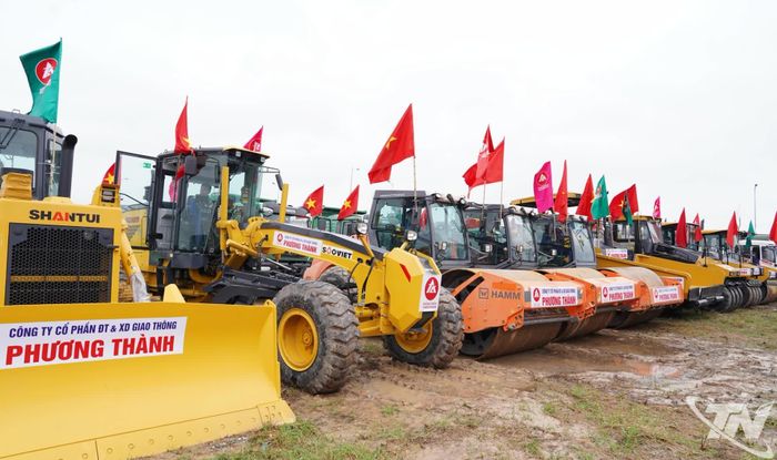 Máy móc được tập kết để sẵn sàng thi công Dự án.