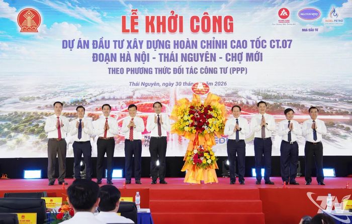 Phó Thủ tướng Chính phủ Lê Tiến Châu và các đồng chí lãnh đạo tỉnh Thái Nguyên chúc mừng chủ đầu tư Dự án.