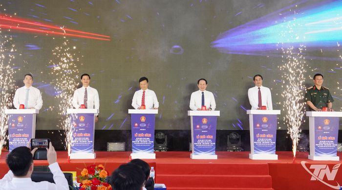 Phó Thủ tướng Chính phủ Lê Tiến Châu và các đại biểu thực hiện nghi thức khởi công Dự án.