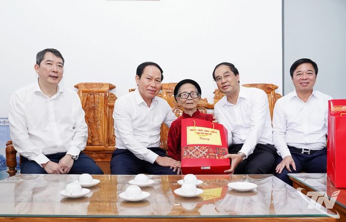 Phó Thủ tướng Chính phủ Lê Tiến Châu và lãnh đạo tỉnh Thái Nguyên tặng quà Mẹ Việt Nam Anh hùng Tạ Thị Trần.