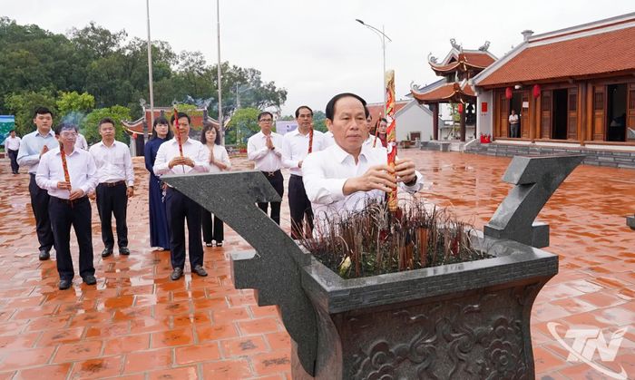Phó Thủ tướng Chính phủ Lê Tiến Châu dâng hương tại Khu Di tích quốc gia Đền thờ Đức vua Lý Nam Đế (Đền Mục).