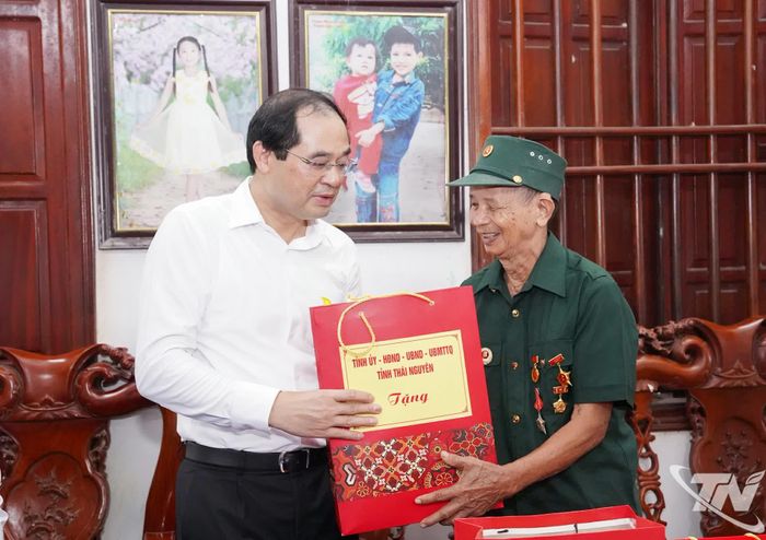 Đồng chí Bí thư Tỉnh ủy Trịnh Xuân Trường tặng quà thương binh Nguyễn Văn Thỏa.