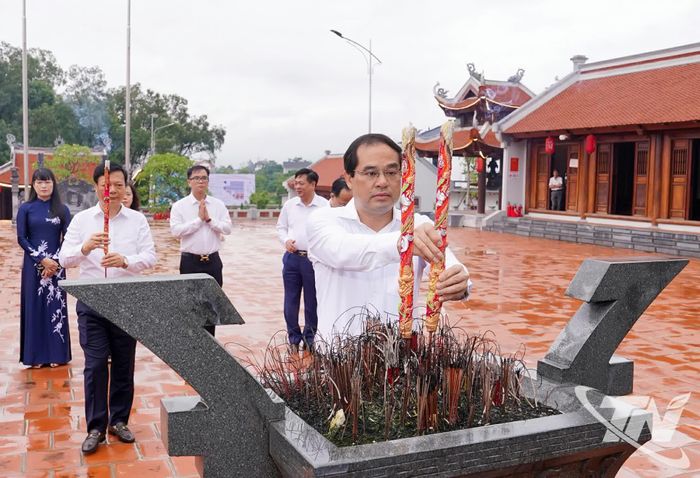 Đồng chí Bí thư Tỉnh ủy Thái Nguyên Trịnh Xuân Trường dâng hương tại Khu Di tích quốc gia Đền thờ Đức vua Lý Nam Đế (Đền Mục).