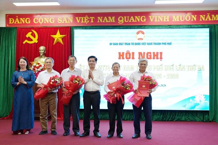  Lãnh đạo Ủy ban MTTQ Việt Nam thành phố tặng hoa chúc mừng các tổ trưởng tổ tư vấn Ủy ban MTTQ Việt Nam thành phố nhiệm kỳ 2025 - 2030